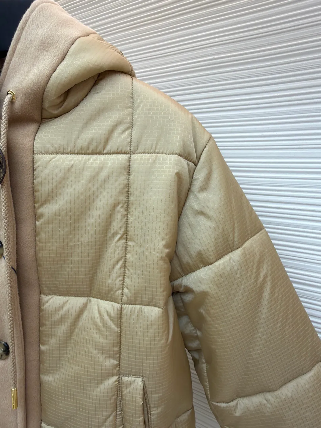 LOUIS VUITTON tear-resistant quilted hooded jacket ●Original version: Purchased and developed by 33886 ●Item number: 1681322-C65 ●Fabric: polyester fiber fabric ●Technology: Printing ●Color: Khaki ●Version: Fitted version ●Weight: about 650 grams ●Size: 36-38-40 ●Description: This style adopts a neat straight cut, which hides the lean body and allows free movement. The hood is equipped with a drawstring, which is windproof and practical. The inner lining is decorated with the brand's unique print, highlighting its unique personality in every detail, creating a dual charm both inside and outside. This style of clothing focuses on functional fabrics. The main fabric is made of 100% nylon, giving it excellent wear resistance and strength; the lining is 100% polyester, which brings a smooth touch and improves breathability and moisture removal. Made of polyester and cotton blend in some areas, it balances comfort and durability. In addition, the specially added polyvinyl chloride coating can effectively enhance the water and wind resistance of the product, making it highly practical. The overall wiring is straight and delicate, the fabric is comfortable and soft, and the color is consistent without color difference. It can be matched with the same style to create a fashionable look and control various occasions. Customized accessories, complete with three standards, same style for men and women!